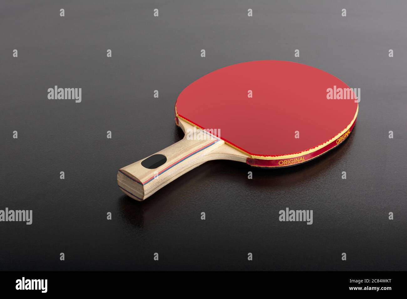 Tischtennisschläger auf schwarzem Hintergrund, bearbeitbare Mock-up-Vorlage bereit für Ihr Design, Auswahlpfad enthalten. Stockfoto