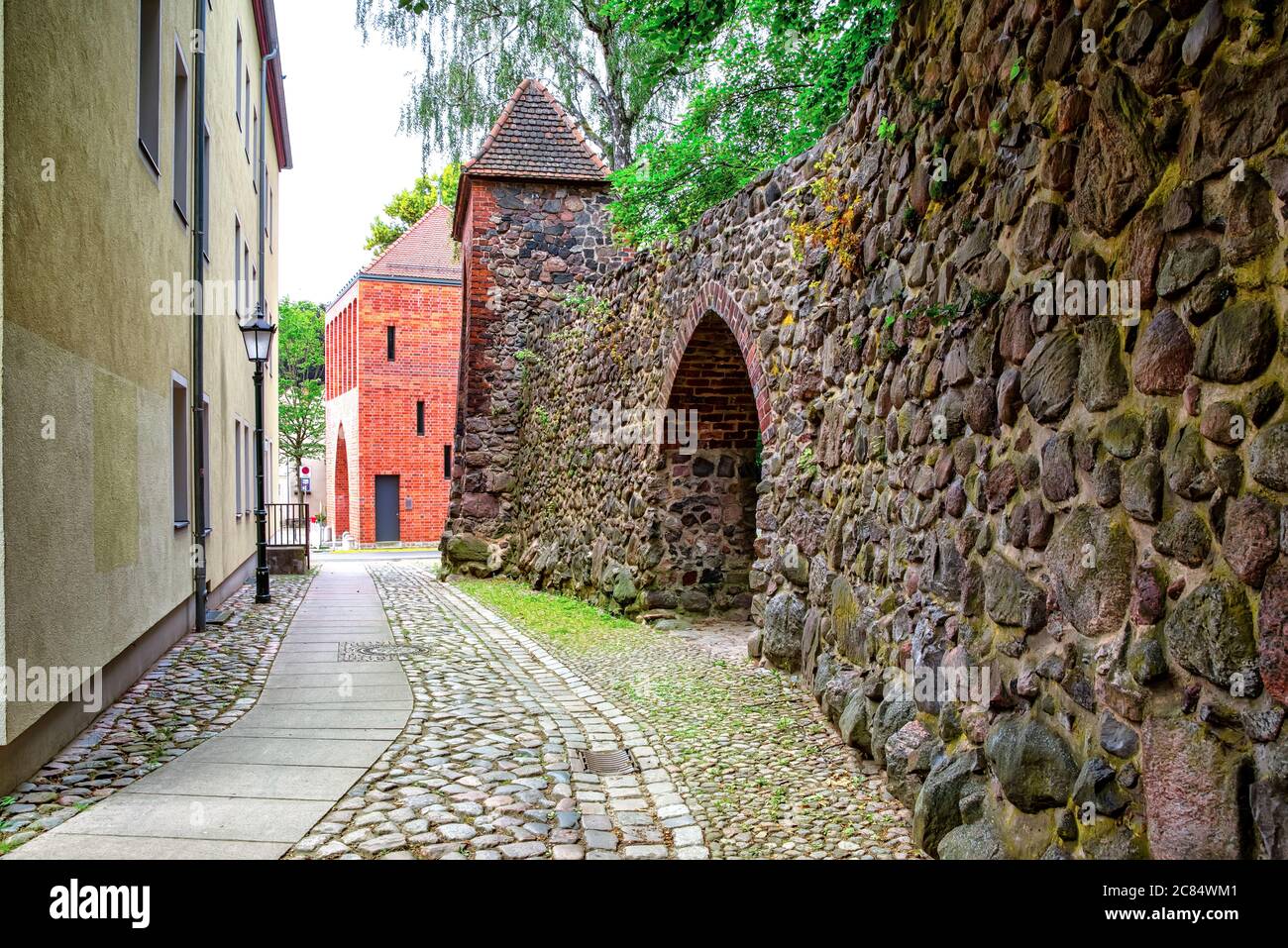 Historische Stadtmauer mit Tor in Bernau bei Berlin, Deutschland Stockfoto