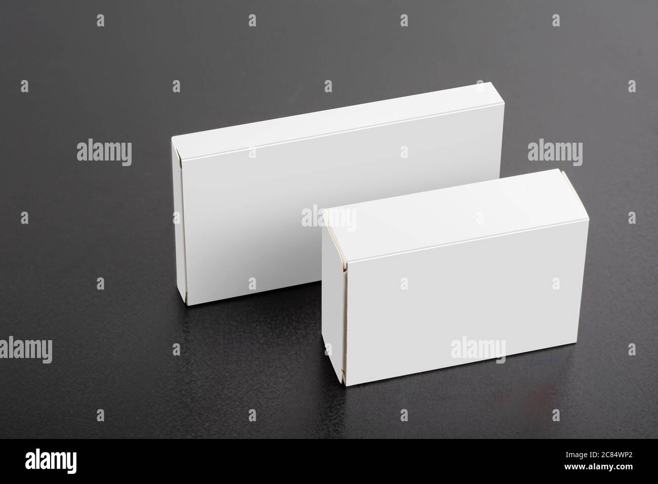 Zwei Pillboxen Pakete auf dunklem Hintergrund, editierbare Modell-up-Serie Vorlage bereit für Ihr Design, Auswahl Pfad enthalten. Stockfoto