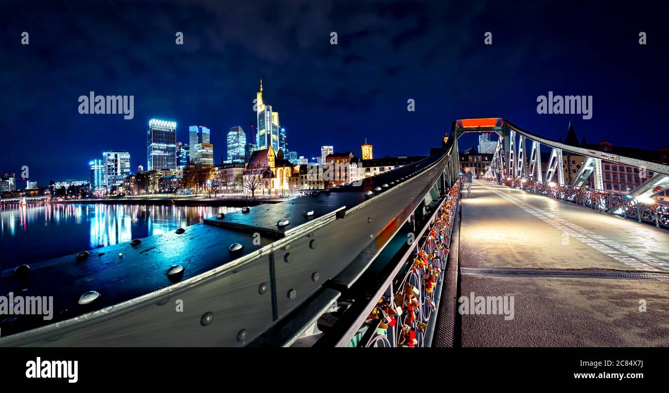 Nachtansicht von der Eisenerner Steg Brücke auf das beleuchtete Stadtbild von Frankfurt Stockfoto