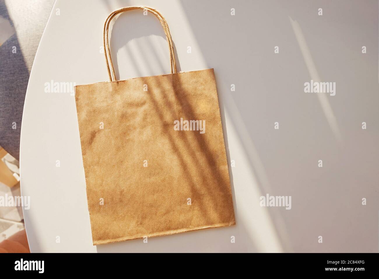 Bastelpapier Tasche Mock-up auf dem weißen Tisch mit harten Schatten. Stockfoto