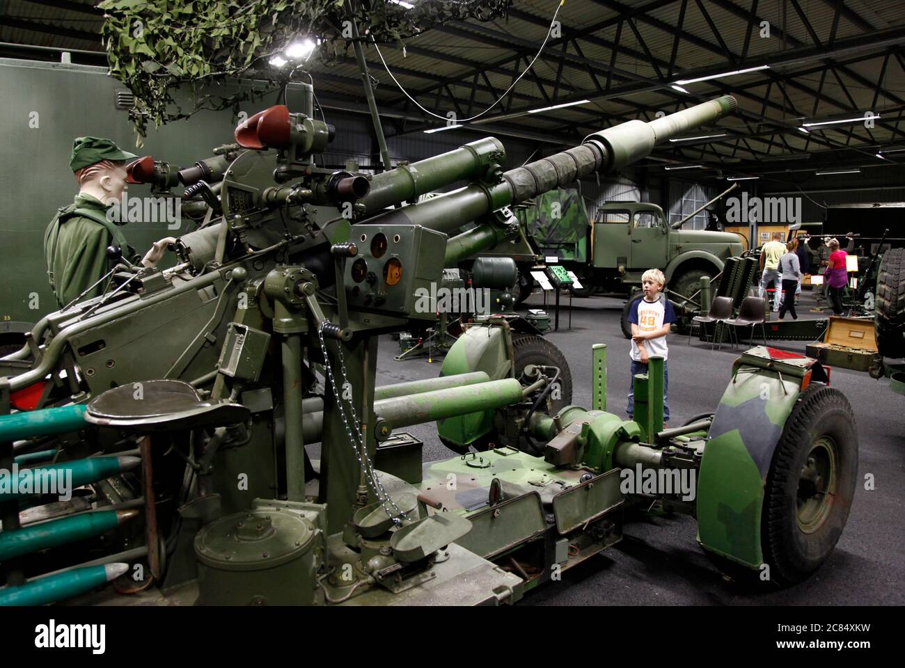 Aspö, Schweden 2012 Museum der mobilen Küstenartillerie auf Aspö, Karlskrona Archipel. Die Ausstellungen zeigen militärisches Einheitsmaterial aus dem aufgelöstem Regiment KA 2. Das Bild: Ein kleiner Junge schaut auf eine 40 mm Flak-Maschinenpistole (lvakan m / 36), die die weltweit am meisten gefertigte Kanone ist, von der Bofors 2500 Exemplare hergestellt hat. Foto Jeppe Gustafsson Stockfoto