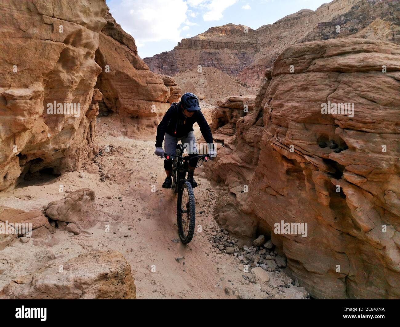 Mountainbiker in der Timna Tal Bergschlucht. Nationalpark Timna. Stockfoto