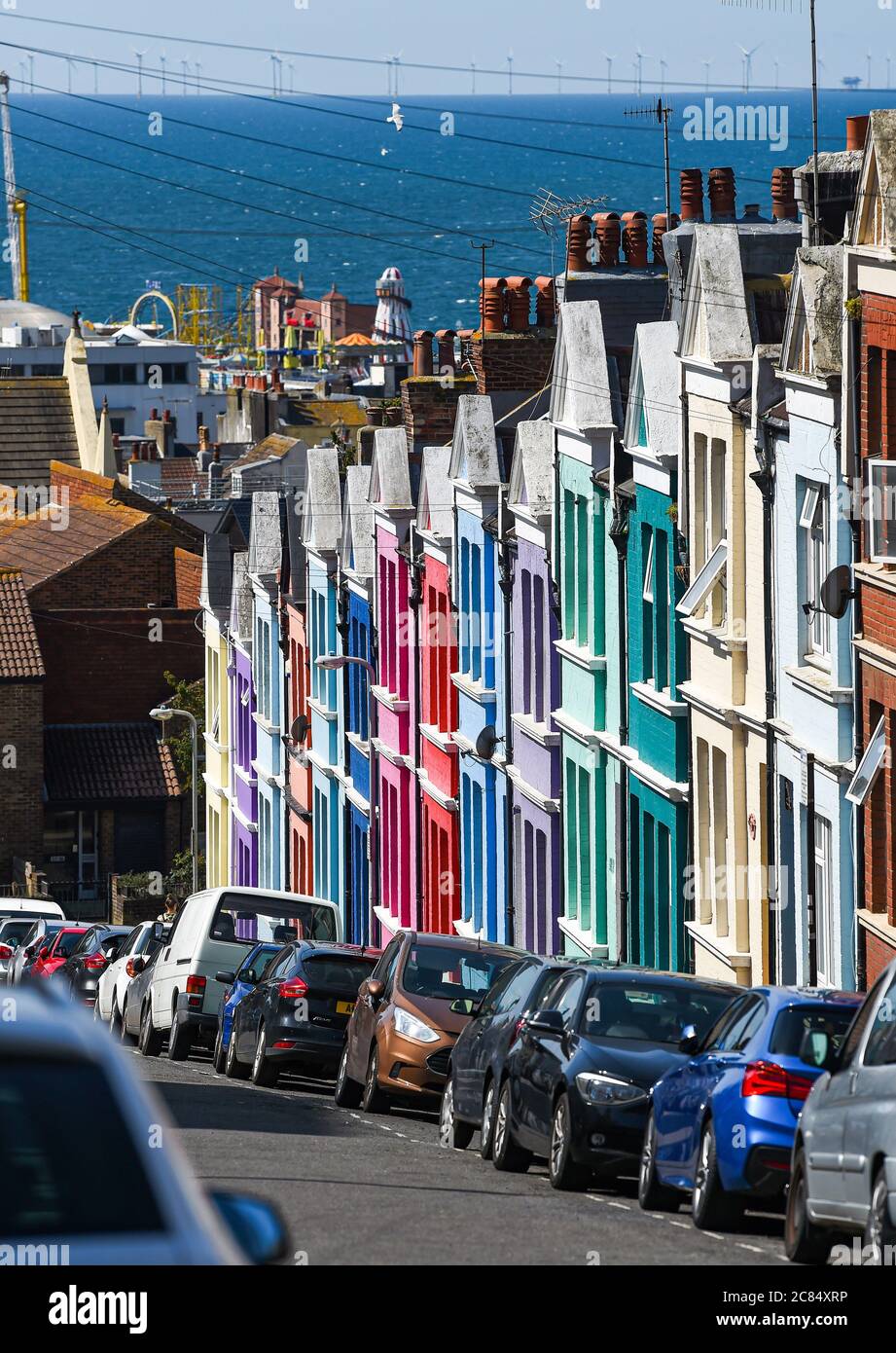 Bunt bemalte Reihenhäuser in Blaker Street Brighton UK mit Meer im Hintergrund Stockfoto