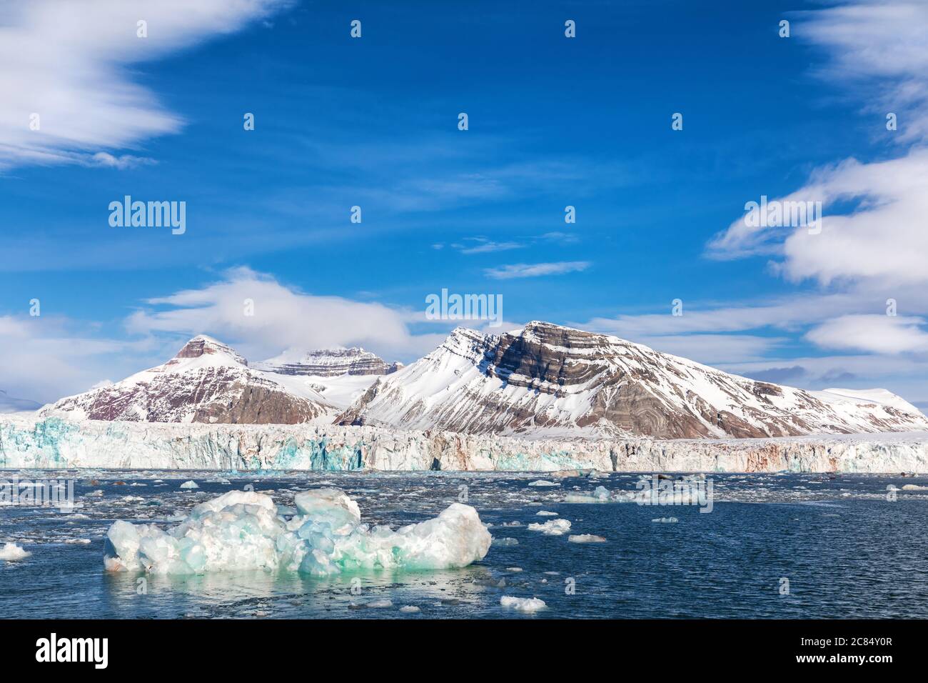 Eisberg, Gletscher und die drei Kronberge des Kongsfjords, Spitzbergen, einem norwegischen Archipel zwischen dem Festland Norwegen und dem Nordpol. Stockfoto