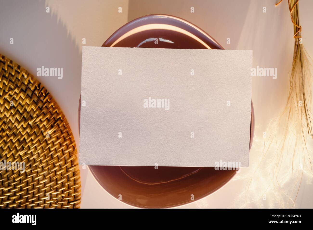 Im minimalistischen Stil gehaltene Visitenkarten-Modelle. Stockfoto