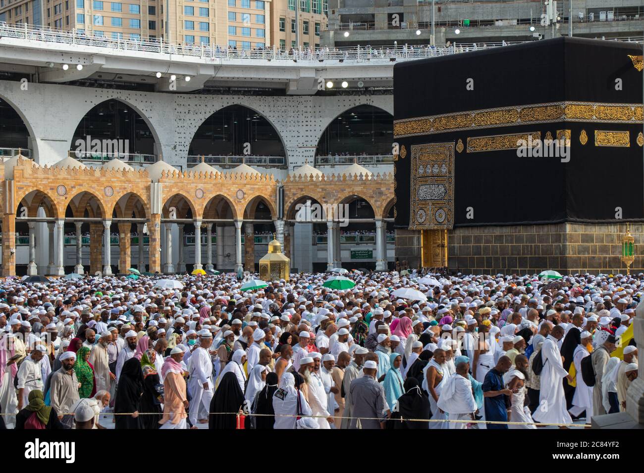 Mekka, Saudi-Arabien - 2018. August: Muslimische Pilger in der Kaaba in der Haram-Moschee von Mekka während der Hadsch-Saison. Eid al Adha Stockfoto