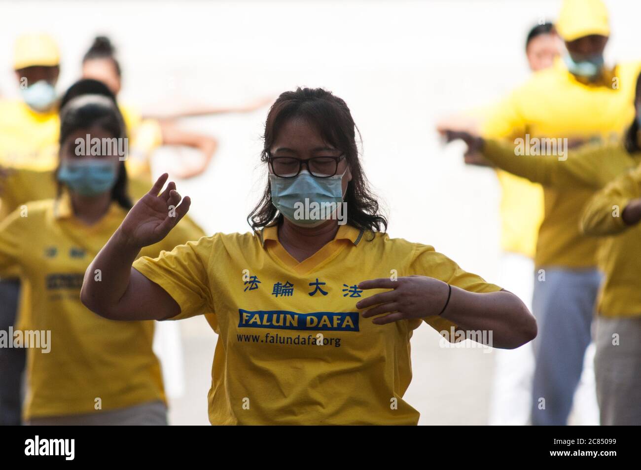 Rom, Italien. Juli 2020. Demonstration vor der Piazza Montecitorio in Rom gegen die Verfolgung von Falun Gong-Praktizierenden durch die Kommunistische Partei Chinas, die seit 20 Jahren andauert. In China wurden Millionen von Menschen, die Falun Dafa praktizieren, eingesperrt, gefoltert oder getötet. Demonstranten fordern italienische Abgeordnete auf, eine Erklärung zu unterzeichnen, in der sie zum Ende dieses Völkermordes in Rom aufrufen. (Foto von Andrea Ronchini/Pacifc Press) Quelle: Pacific Press Agency/Alamy Live News Stockfoto