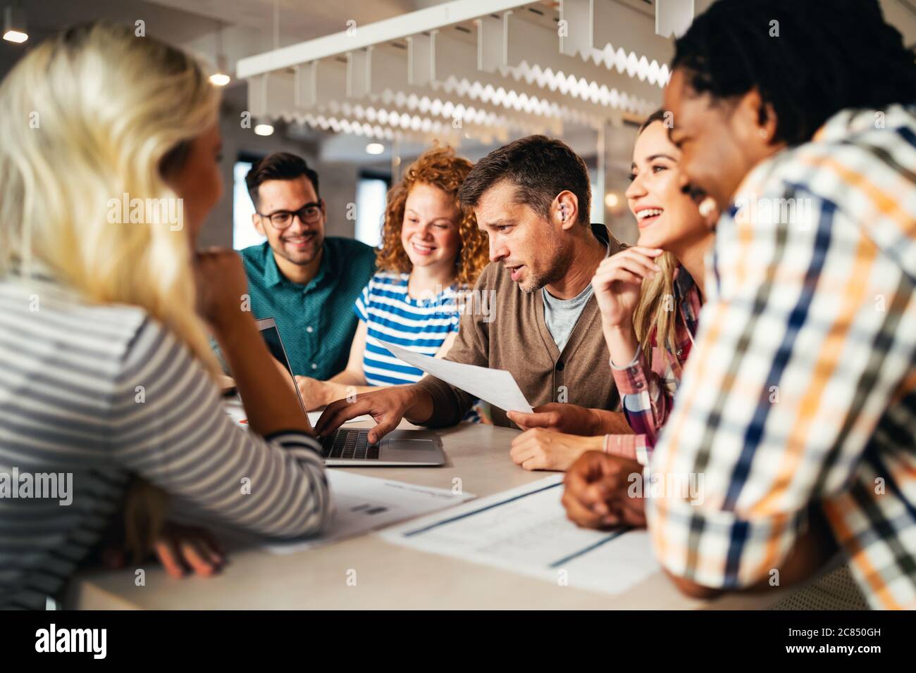 Gruppe von verschiedenen Designern, Geschäftsleute Brainstorming zu Treffen im Büro Stockfoto