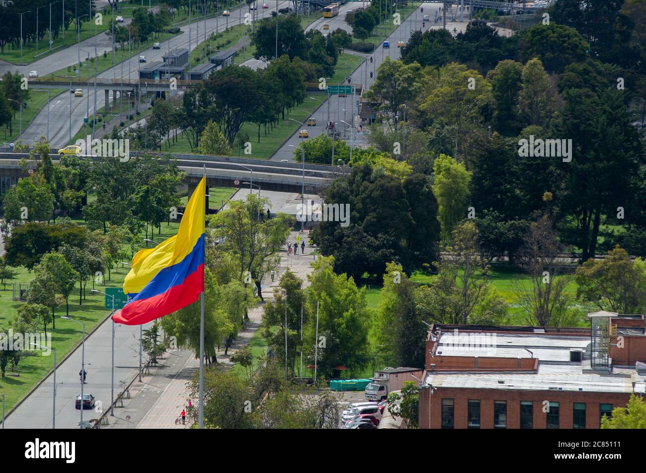 Bogota, Kolumbien. Juli 2020. Die kolumbianischen Fahnen hängen zur Feier der 210 Jahre Unabhängigkeit Kolumbiens von Spanien über der Stadt Bogota, die durch die neue Coronavirus-Pandemie am 20. Juli 2020 in Bogota, Kolumbien, ausgelöst wurde. (Foto von Sebastian Barros/Pacific Press) Quelle: Pacific Press Agency/Alamy Live News Stockfoto