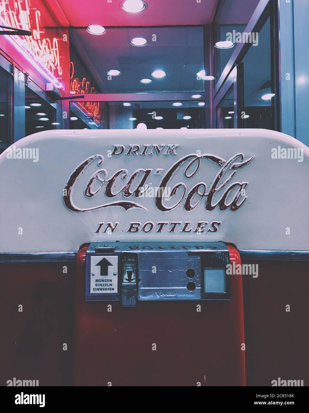 Old Red Retro Coca-Cola Kühlschrank Stockfoto