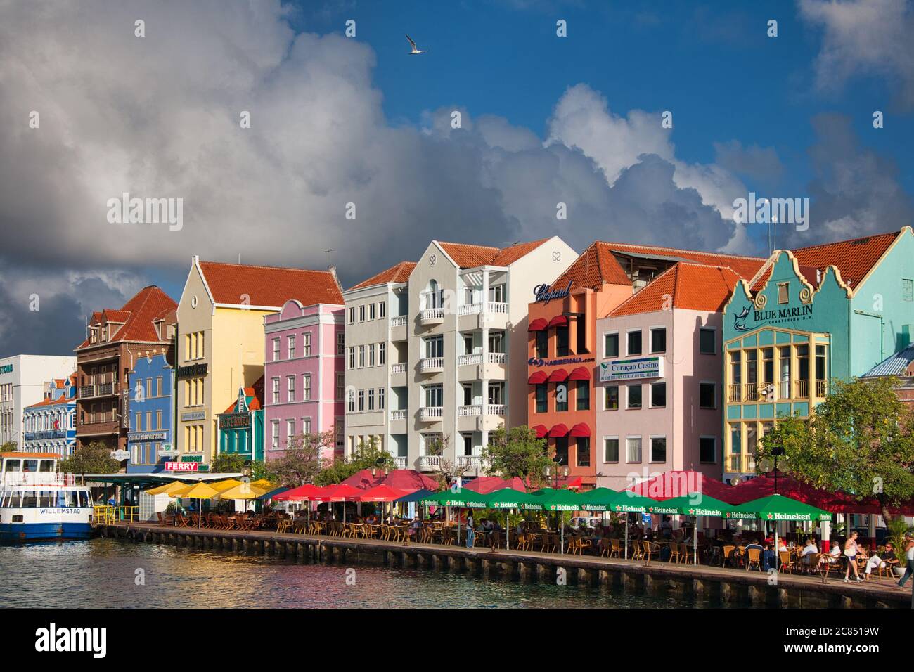 Architektur und Gebäude im holländischen Stil entlang der Küste mit überdachten Tischen zum Essen in Willemstad, Curacao, der Karibik, Westindien Stockfoto