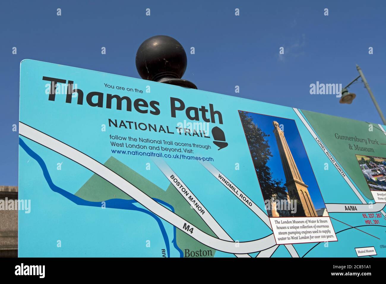Willkommenstafel und Karte mit dem thames Path National Trail und lokalen Sehenswürdigkeiten am Niedland in brentford und kew, West london, england Stockfoto