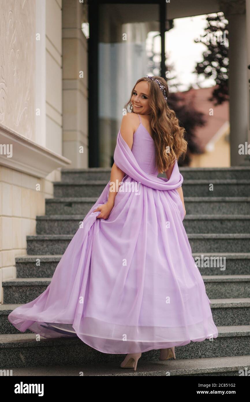 Schöne junge Mädchen am Abend Lavendel Kleid stehen in Treppen von  Restaurant Stockfotografie - Alamy