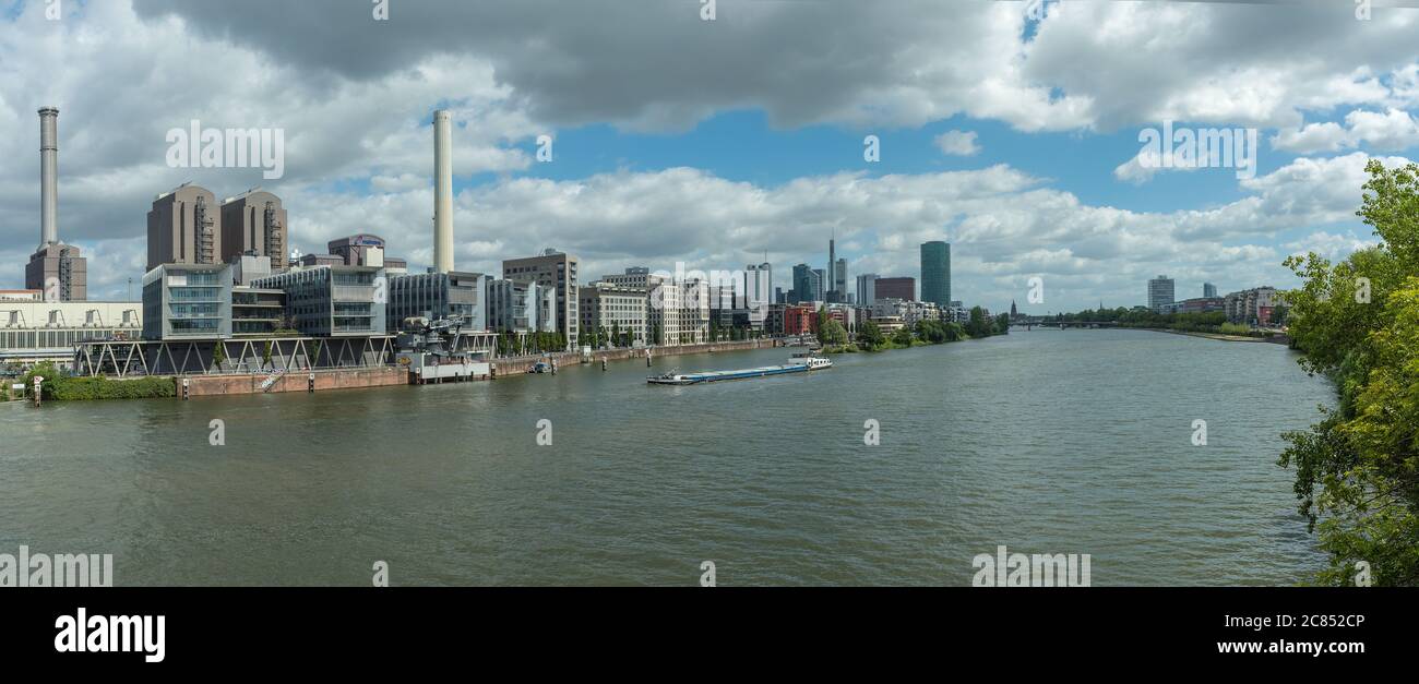 Westhafen Tower, Industrieanlagen und private Apartments in Frankfurt am Main, Deutschland Stockfoto