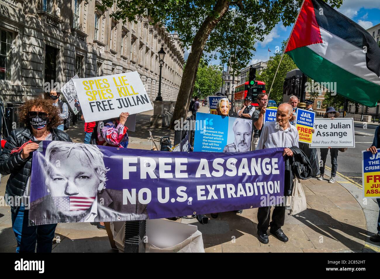 London, Großbritannien. Juli 2020. Free Assange Unterstützer - Protestierende (von einer freien Assange Gruppe, pro Palästina, Anti-Brexit und einem christlichen Evangelisten unter anderem) versammeln sich draußen, während US-Außenminister Michael R. Pompeo in Downing Street ist, um mit Premierminister Boris Johnson und Außenminister Dominic Raab zu treffen. Dort werden globale Prioritäten diskutiert, darunter die Konjunkturprogramme COVID-19, Fragen im Zusammenhang mit der Volksrepublik China (P.R.C.) und Hongkong sowie den USA-Großbritannien Verhandlungen über Freihandelsabkommen. Kredit: Guy Bell/Alamy Live Nachrichten Stockfoto