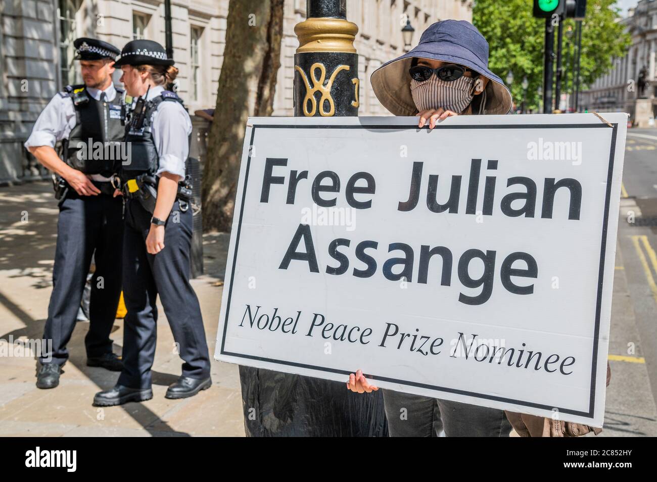 London, Großbritannien. Juli 2020. Free Assange Unterstützer - Protestierende (von einer freien Assange Gruppe, pro Palästina, Anti-Brexit und einem christlichen Evangelisten unter anderem) versammeln sich draußen, während US-Außenminister Michael R. Pompeo in Downing Street ist, um mit Premierminister Boris Johnson und Außenminister Dominic Raab zu treffen. Dort werden globale Prioritäten diskutiert, darunter die Konjunkturprogramme COVID-19, Fragen im Zusammenhang mit der Volksrepublik China (P.R.C.) und Hongkong sowie den USA-Großbritannien Verhandlungen über Freihandelsabkommen. Kredit: Guy Bell/Alamy Live Nachrichten Stockfoto