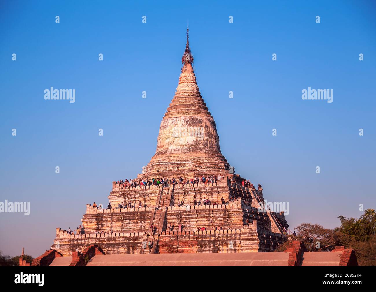 Eine der ältesten buddhistischen Stupas bei Sonnenuntergang in Bagan, Myanmar Stockfoto