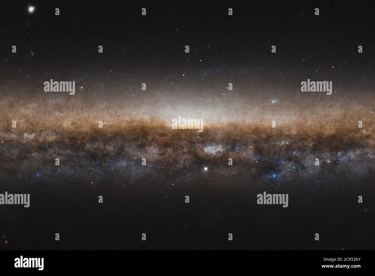 Washington, Usa. Juli 2020. Die Galaxie NGC 5907 erstreckt sich weit über dieses Bild. Sie erscheint als eine längliche Linie von Sternen und dunklem Staub und wird als Spiralgalaxie eingestuft, genau wie unsere eigene Milchstraße. In diesem neuen Bild vom NASA/ESA Hubble Space Telescope sehen wir die schönen Spiralarme nicht, weil wir sie randlos betrachten, wie auf den Rand einer Platte zu schauen. Aus diesem Grund ist NGC 5907 auch als Knife Edge Galaxie bekannt. NASA/UPI Kredit: UPI/Alamy Live Nachrichten Stockfoto