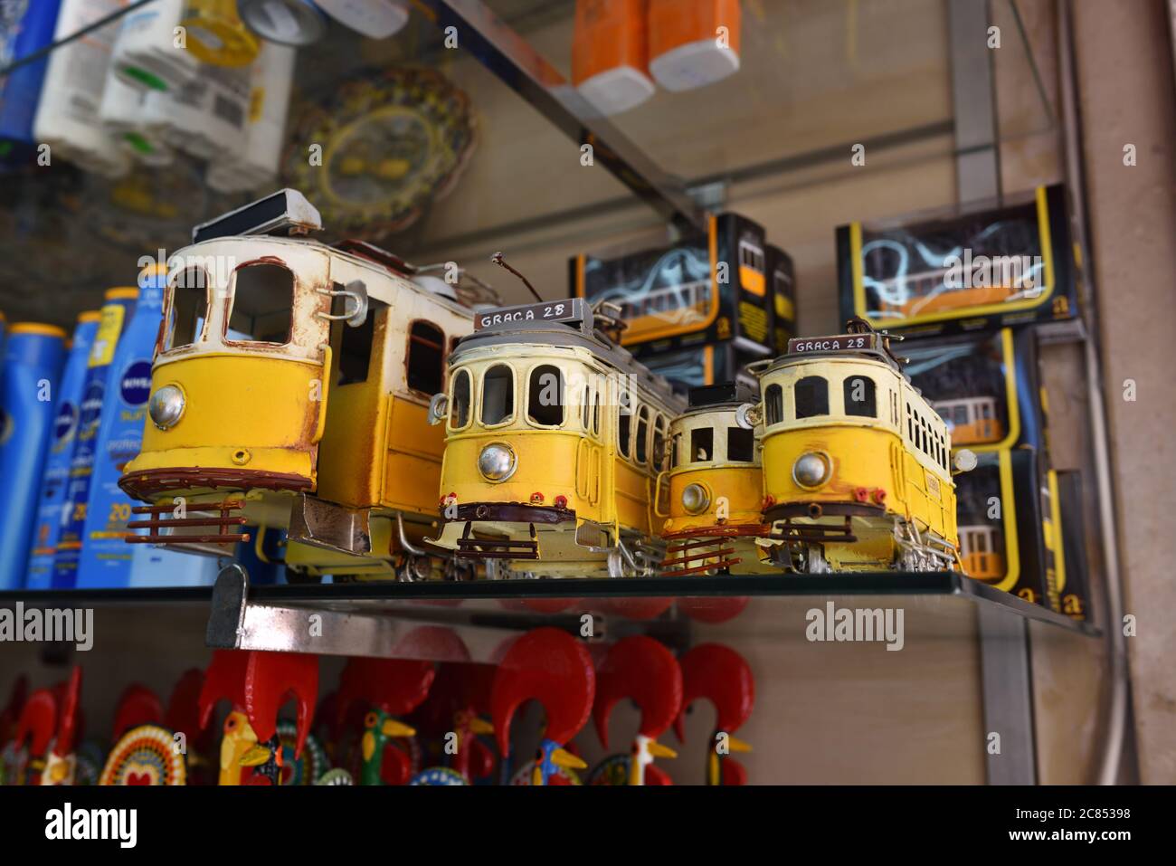 Sintra, Portugal - 07. Juni 2017: Straßenladen mit Modellen Vintage gelben Straßenbahnen als Souvenirs. Sehr beliebte Einkäufe von Touristen in Portulal Stockfoto