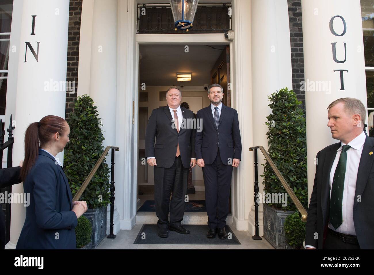 Der US-Außenminister Mike Pompeo (links) wird vom Exekutivdirektor der Henry Jackson Society, Alan Mendoza, begrüßt, als er im in and Out Club in London ankommt, um im Vorfeld der Treffen mit Premierminister Boris Johnson und Außenminister Dominic Raab die Hinterbänkler zu treffen. Stockfoto