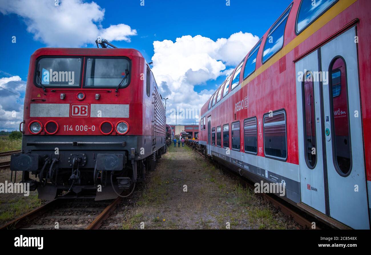 16. Juli 2020, Mecklenburg-Vorpommern, Mukran: Alte Lokomotiven und Waggons stehen auf dem Freigelände vor der Reparaturwerkstatt der Baltic Port Services GmbH (BPS). In der Werkstatt, die 1986 von der Deutschen Reichsbahn eröffnet wurde, wurden Schienenfahrzeuge, die von der Eisenbahnfähre kommen, von der 1520 Millimeter breiten russischen Breitspur auf die im übrigen Europa übliche Standardspur umgemessen. Die Werkstatt, die 2014 von der heutigen Firma Enon mit Sitz in Putlitz, Brandenburg, übernommen wurde, saniert alte Lokomotiven und Eisenbahnwaggons für den Einsatz durch private Bahnunternehmen. P Stockfoto