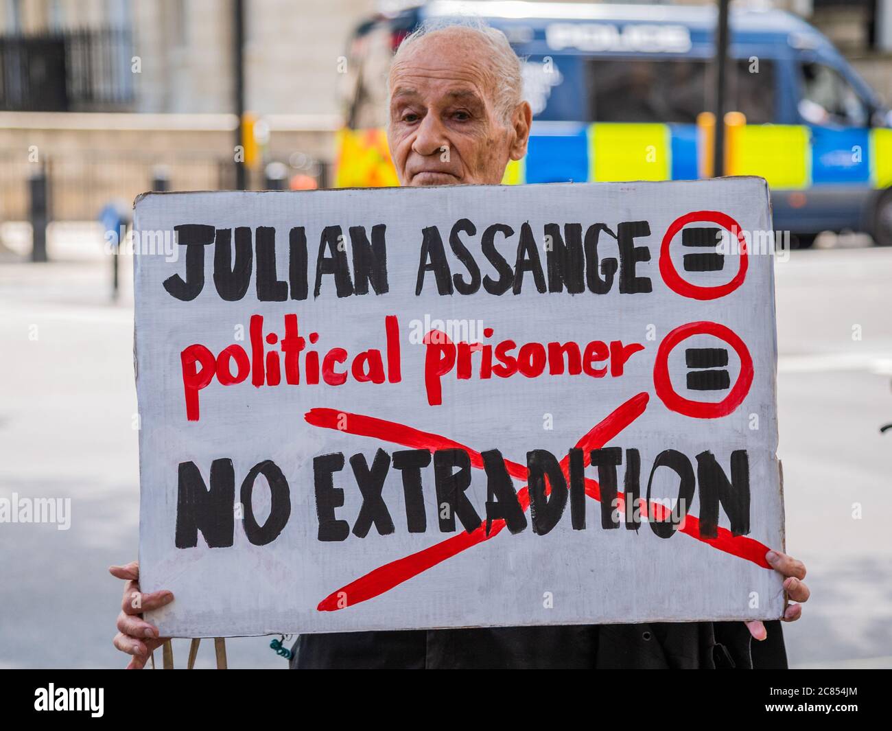 London, Großbritannien. Juli 2020. Free Assange Unterstützer - Protestierende (von einer freien Assange Gruppe, pro Palästina, Anti-Brexit und einem christlichen Evangelisten unter anderem) versammeln sich draußen, während US-Außenminister Michael R. Pompeo in Downing Street ist, um mit Premierminister Boris Johnson und Außenminister Dominic Raab zu treffen. Dort werden globale Prioritäten diskutiert, darunter die Konjunkturprogramme COVID-19, Fragen im Zusammenhang mit der Volksrepublik China (P.R.C.) und Hongkong sowie den USA-Großbritannien Verhandlungen über Freihandelsabkommen. Kredit: Guy Bell/Alamy Live Nachrichten Stockfoto