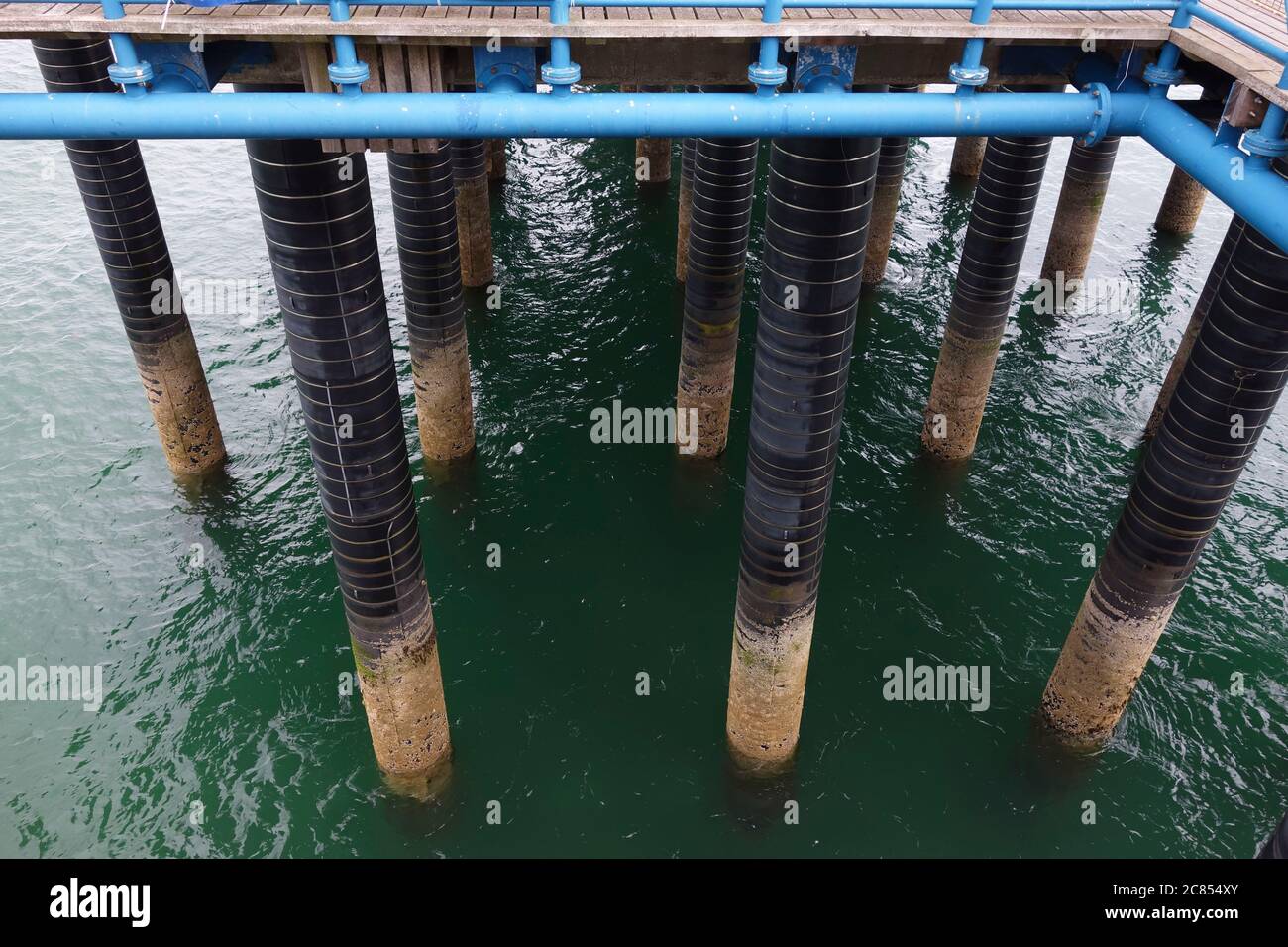 Große Stahlpfähle, die in das Meeresbett getrieben wurden, um die Rettungsbootstation am Ende des Cromer Pier Norfolk UK zu unterstützen Stockfoto