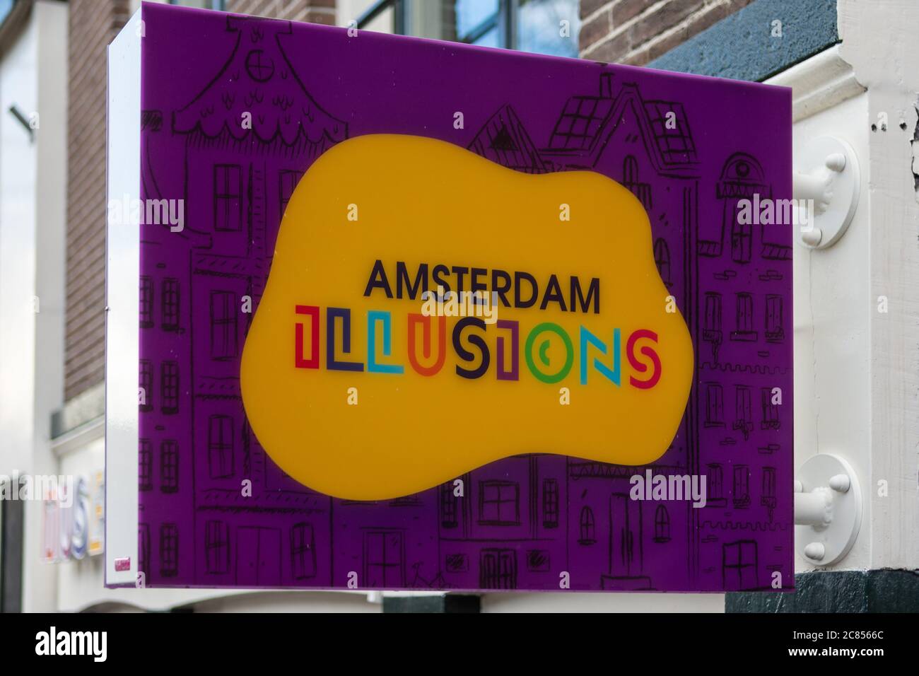 Amsterdam, Niederlande - Januar 15 2019: Ein Schild vor dem Museum der Illusionen in Amsterdam im Rotlichtviertel De Wallen. Stockfoto