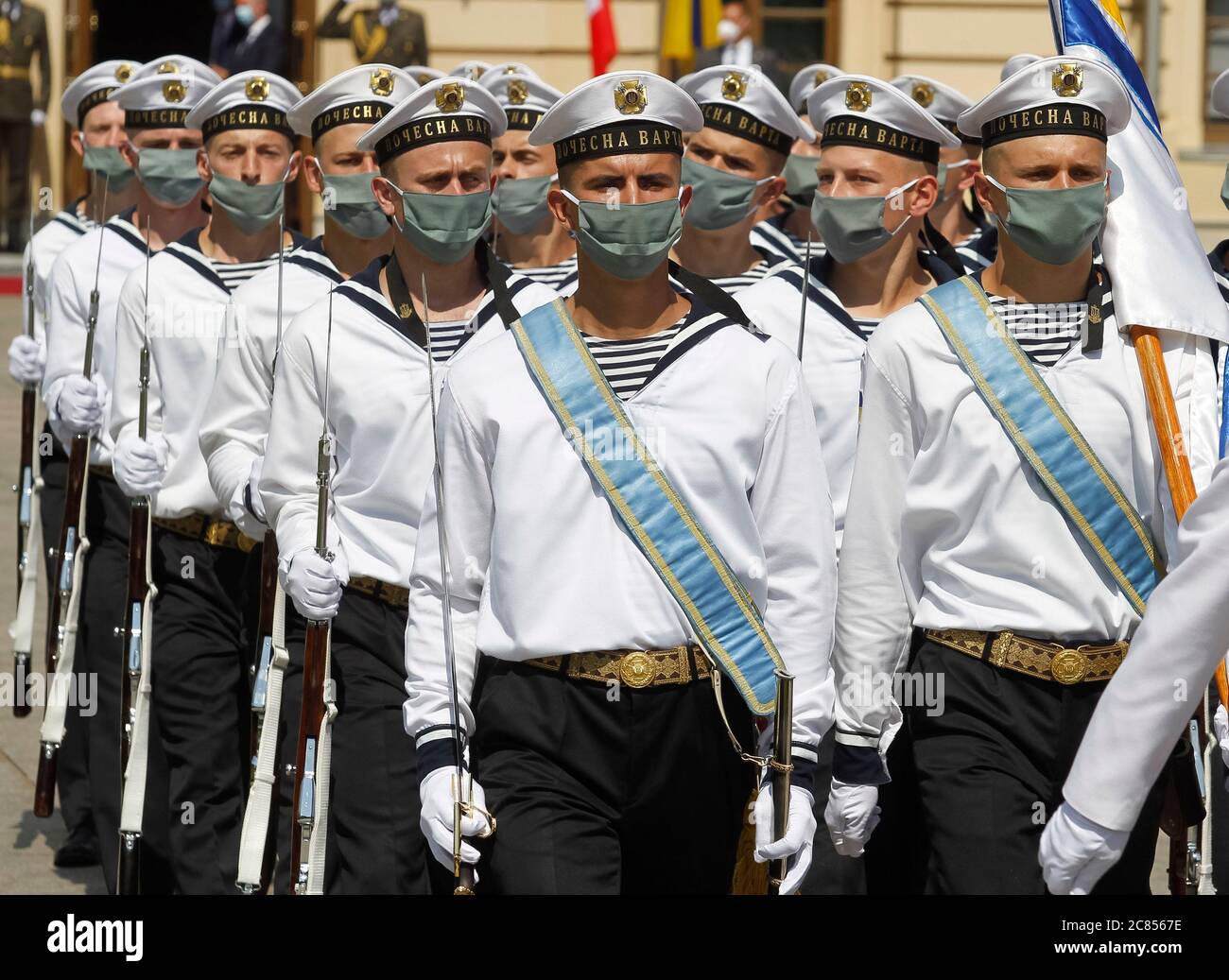 Kiew, Ukraine. Juli 2020. Ukrainische Ehrengarde Soldaten während einer Begrüßungszeremonie im Mariyinski-Palast in Kiew.die Präsidentin der Schweiz Simonetta Sommaruga ist am 20-23. Juli 2020 zu einem offiziellen Besuch in der Ukraine. Dies ist die erste Reise eines Schweizer Bundespräsidenten ins Ausland seit dem Beginn der Coronavirus-Pandemie in Europa, wie von den Medien berichtet wird. Kredit: SOPA Images Limited/Alamy Live Nachrichten Stockfoto