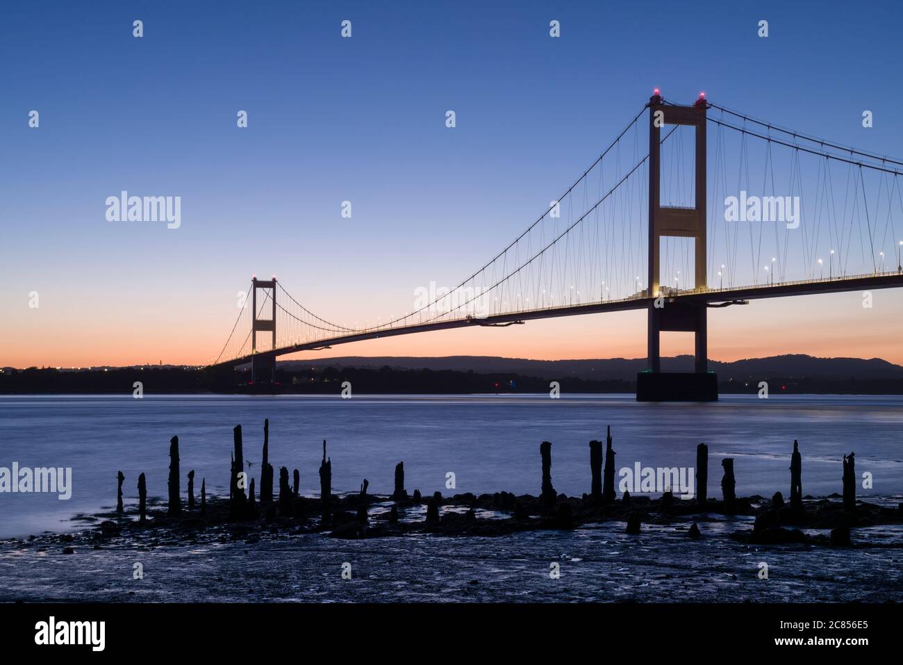 Die Severn Bridge über den Fluss Severn zwischen England und Wales bei Aust, Gloucestershire, England. Stockfoto