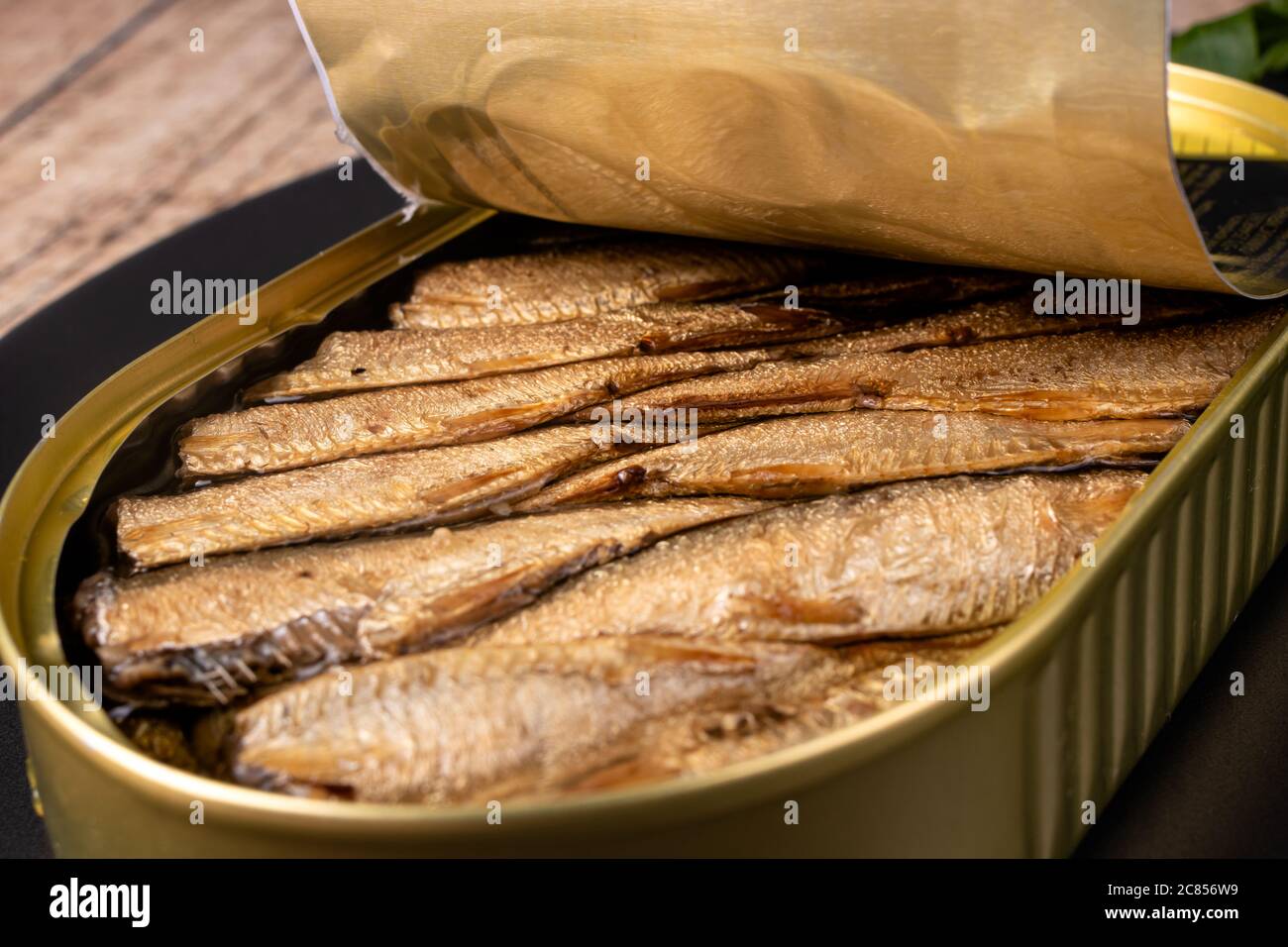 Fischkonserven - geräucherte Sprossen in Öl. Konservieren Sie von Hering, Sprossen und anderen kleinen Fischen. Stockfoto
