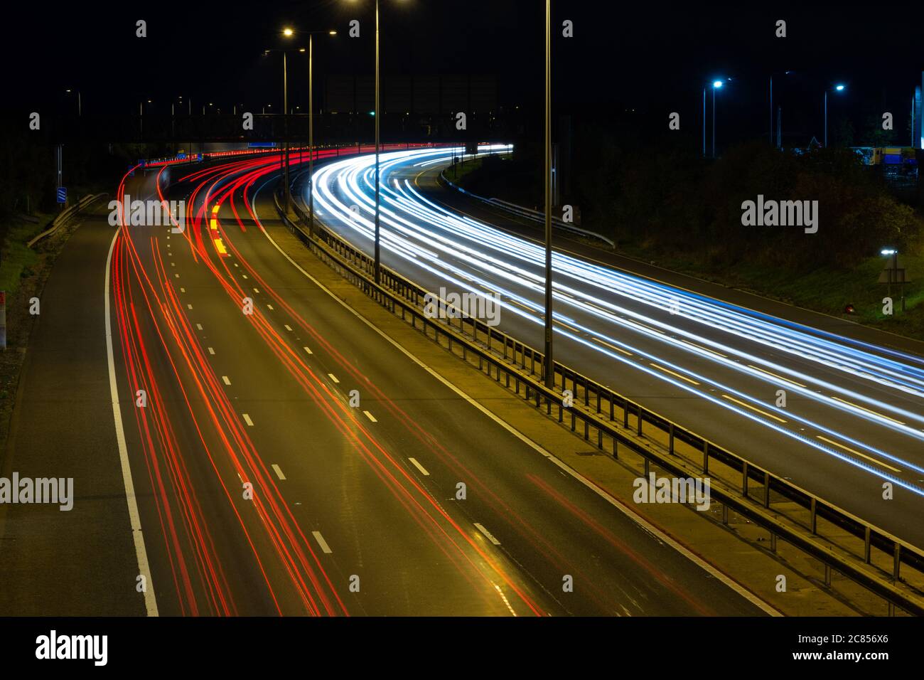 Schnelle Verkehrsgeschwindigkeiten entlang der Autobahn M5, Worcestershire während der abendlichen Hauptverkehrszeit, so dass leichte Spuren und Streifen der Beleuchtung, wie es sich bewegt Stockfoto