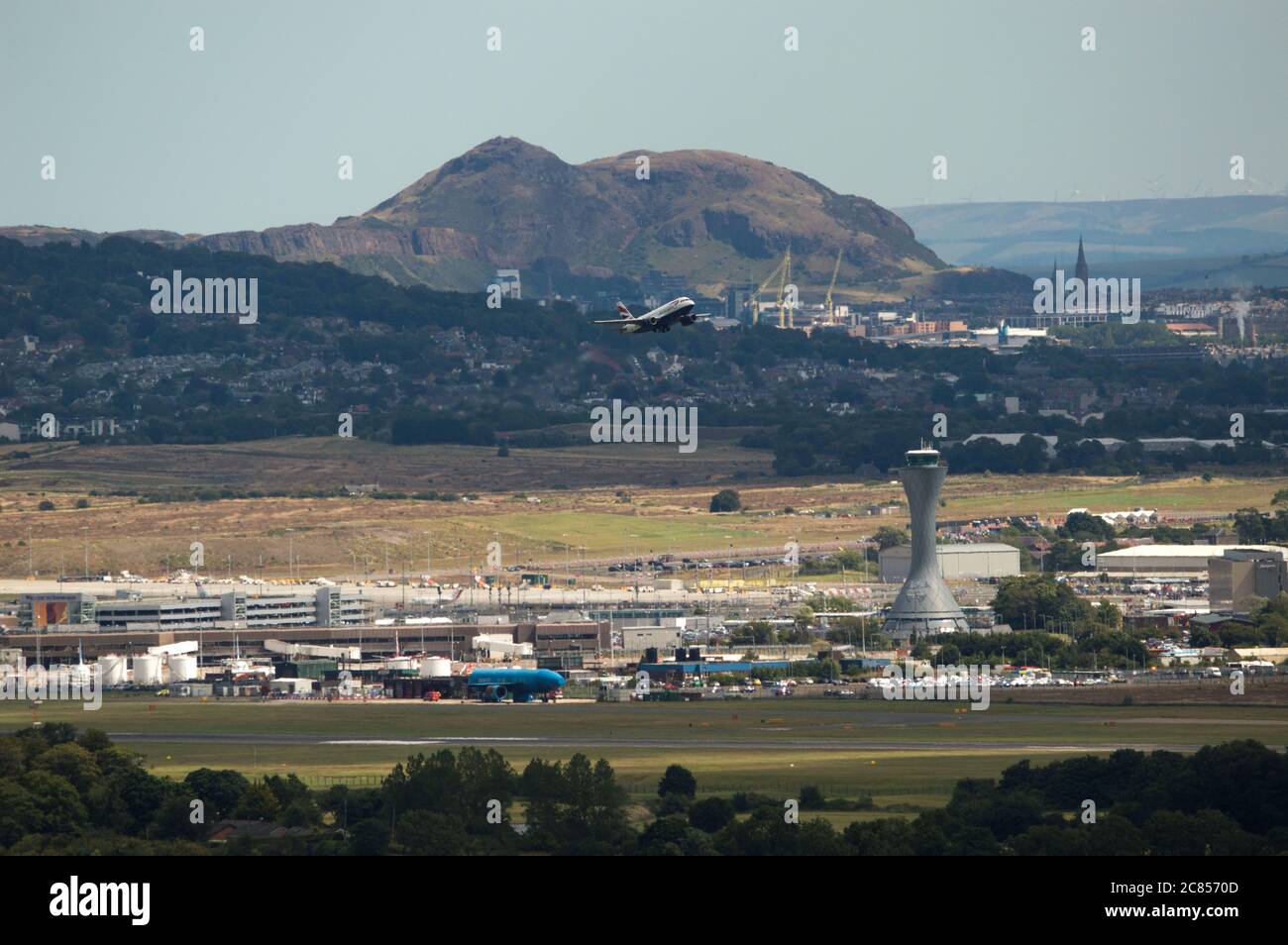 Edinburgh, Schottland, Großbritannien. Juli 2020. Bild: Seit März waren alle Flüge in und aus Großbritannien geerdet.Großbritannien wurde nach einem starken Anstieg der Coronavirus-Fälle in Europa in den Sperrungsfall gebracht. Am 6. Juli wurden viele Flüge wieder aufgenommen, obwohl das Außenministerium die Reise nur empfohlen hat, wenn dies unbedingt notwendig ist. Gemäß den derzeit zwischen der British Airline Pilots' Association (BALPA) und British Airways ausgearbeiteten neuen Bedingungen bleiben die Kapitäne und die ersten Offiziere, die im Pool platziert werden, auf halber Bezahlung, bis sie wieder benötigt werden. Quelle: Colin Fisher/Alamy Live News Stockfoto