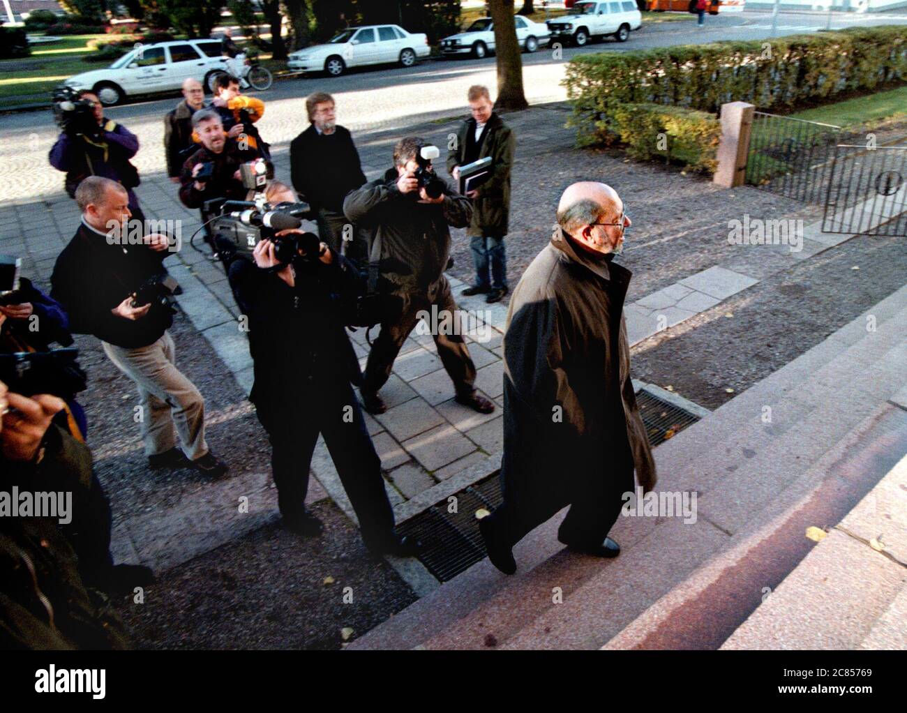 Motala, Schweden 1997 Håkan Carlsson, sozialdemokratischer Politiker auf dem Weg zum Bezirksgericht in Motala wegen des kommunalen Skandals in Motala. Håkan Carlsson und andere Politiker wurden vom Bezirksgericht wegen Untreue gegen den Direktor zu vier Monaten Gefängnis verurteilt, unter anderem wegen einer Reise nach Nizza für das Geld der Steuerzahler. Foto Jeppe Gustafsson Stockfoto