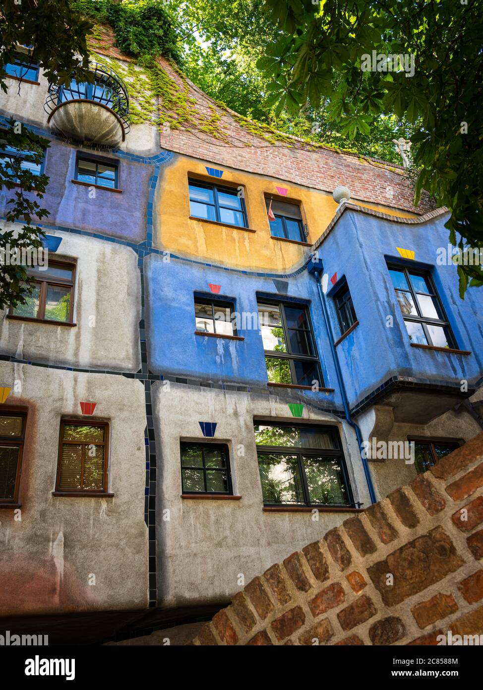 Wien, Österreich - 25. Juni 2020: Das Hundertwasser Haus an einem sonnigen Sommertag. Dieses Haus ist weltberühmt geworden wegen des Fehlens von geraden Linien Stockfoto