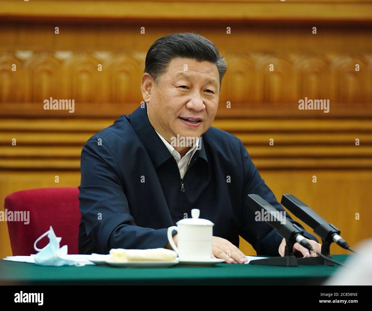 Peking, China. Juli 2020. Der chinesische Präsident Xi Jinping, auch Generalsekretär des Zentralkomitees der Kommunistischen Partei Chinas und Vorsitzender der Zentralen Militärkommission, leitet ein Symposium mit Unternehmern in Peking, der Hauptstadt Chinas, am 21. Juli 2020. Quelle: Ju Peng/Xinhua/Alamy Live News Stockfoto