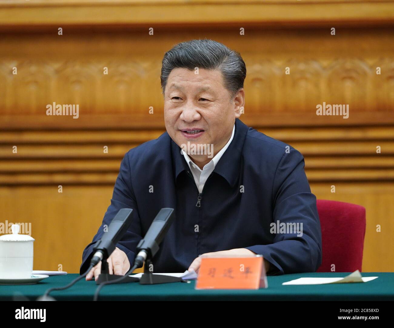 Peking, China. Juli 2020. Der chinesische Präsident Xi Jinping, auch Generalsekretär des Zentralkomitees der Kommunistischen Partei Chinas und Vorsitzender der Zentralen Militärkommission, leitet ein Symposium mit Unternehmern in Peking, der Hauptstadt Chinas, am 21. Juli 2020. Kredit: Yue Yuewei/Xinhua/Alamy Live Nachrichten Stockfoto