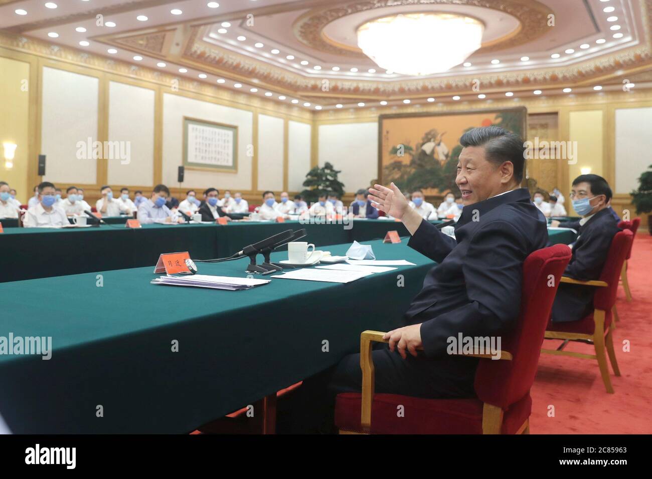 Peking, China. Juli 2020. Der chinesische Präsident Xi Jinping, auch Generalsekretär des Zentralkomitees der Kommunistischen Partei Chinas und Vorsitzender der Zentralen Militärkommission, leitet ein Symposium mit Unternehmern in Peking, der Hauptstadt Chinas, am 21. Juli 2020. Quelle: Ju Peng/Xinhua/Alamy Live News Stockfoto