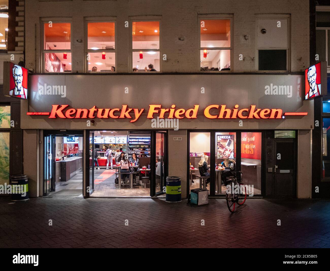 Amsterdam, Niederlande - Oktober 15 2018: Die Außenseite eines Kentucky Fried Chicken, KFC Fast-Food-Restaurant während des Abends in Amsterdam. Stockfoto