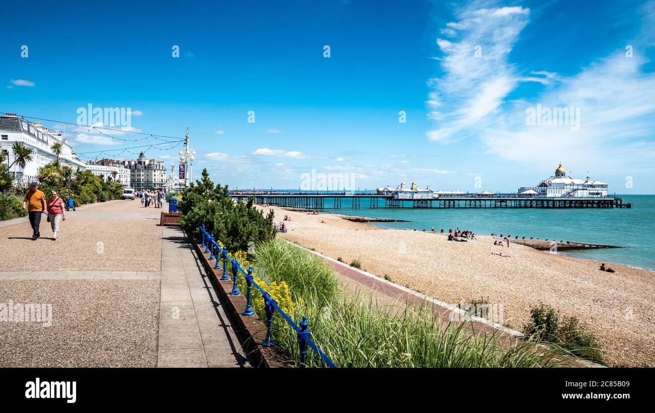 Eastbourne, East Sussex, England. Eine Sommerszene mit Strandpromenade, Promenade und Pier im beliebten Badeort an der britischen Südküste. Stockfoto