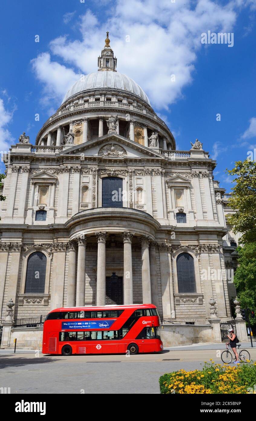 London, England, Großbritannien. St Paul's Cathedral - ruhige Straßen während der COVID Pandemie, Juli 2020 Stockfoto