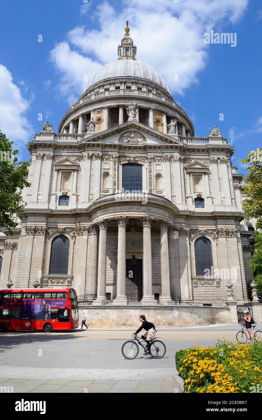 London, England, Großbritannien. St Paul's Cathedral - ruhige Straßen während der COVID Pandemie, Juli 2020 Stockfoto