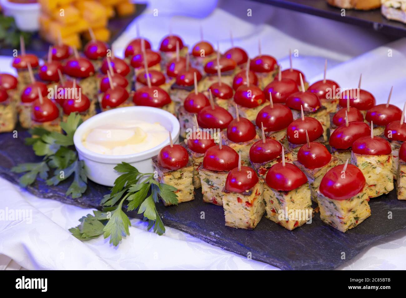Kanapees mit Kirschtomaten und Sahne auf dem frua-Buffettisch Stockfoto