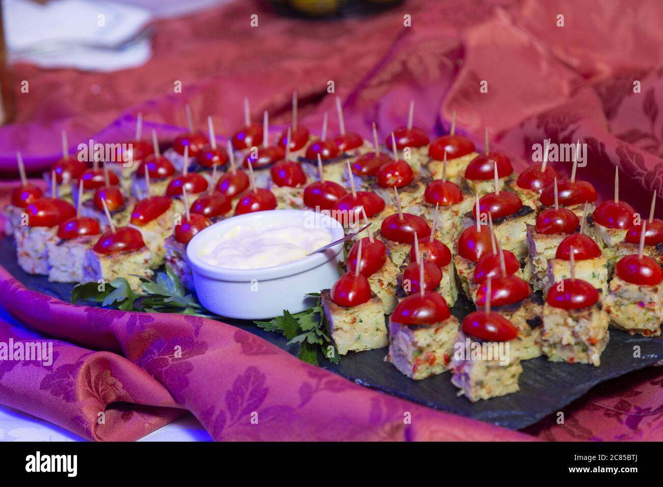 Kanapees mit Kirschtomaten und Sahne auf dem frua-Buffettisch Stockfoto