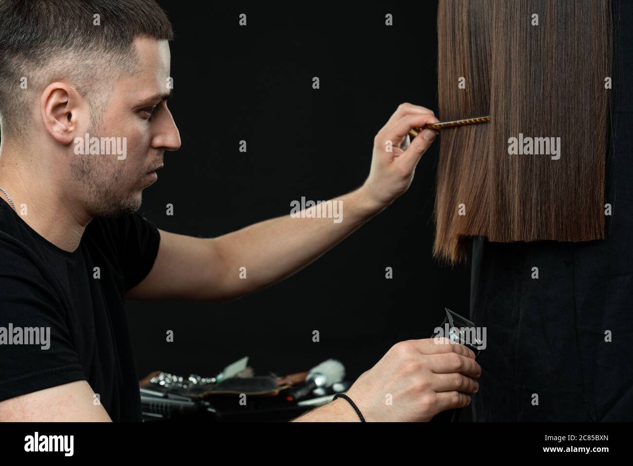 Friseur oder Stylist bei der Arbeit. Friseur schneiden Frau Haare Stockfoto