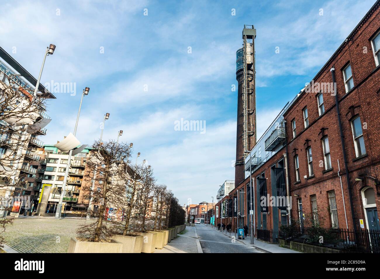 Dublin, Irland - 1. Januar 2020: Fassade der Jameson Distillery mit Leuten in der Bow Street und Smithfield Square, Dublin, Irland Stockfoto