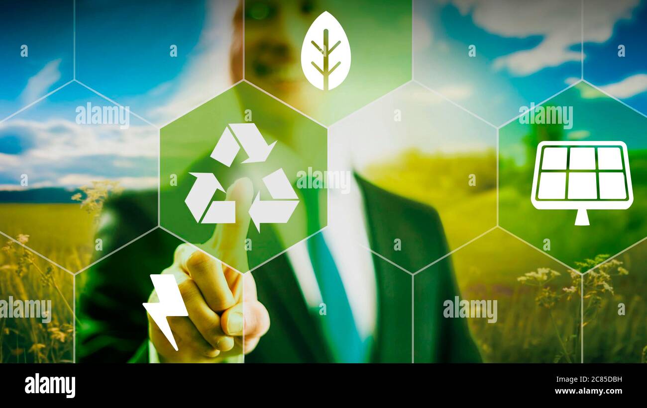 Geschäftsmann zeigt auf Recycling-Ikone, grüne Zukunft, nachhaltiges Entwicklungskonzept Stockfoto