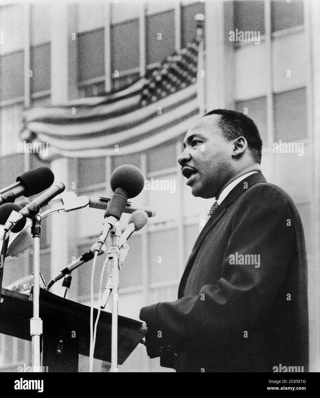 Martin Luther King, Jr., Halbportrait, nach links gewandt, bei Mikrophonen sprechend, während der Anti-Kriegs-Demonstration, New York City, New York, USA, Don Rice für World Journal Tribune, 1967 Stockfoto