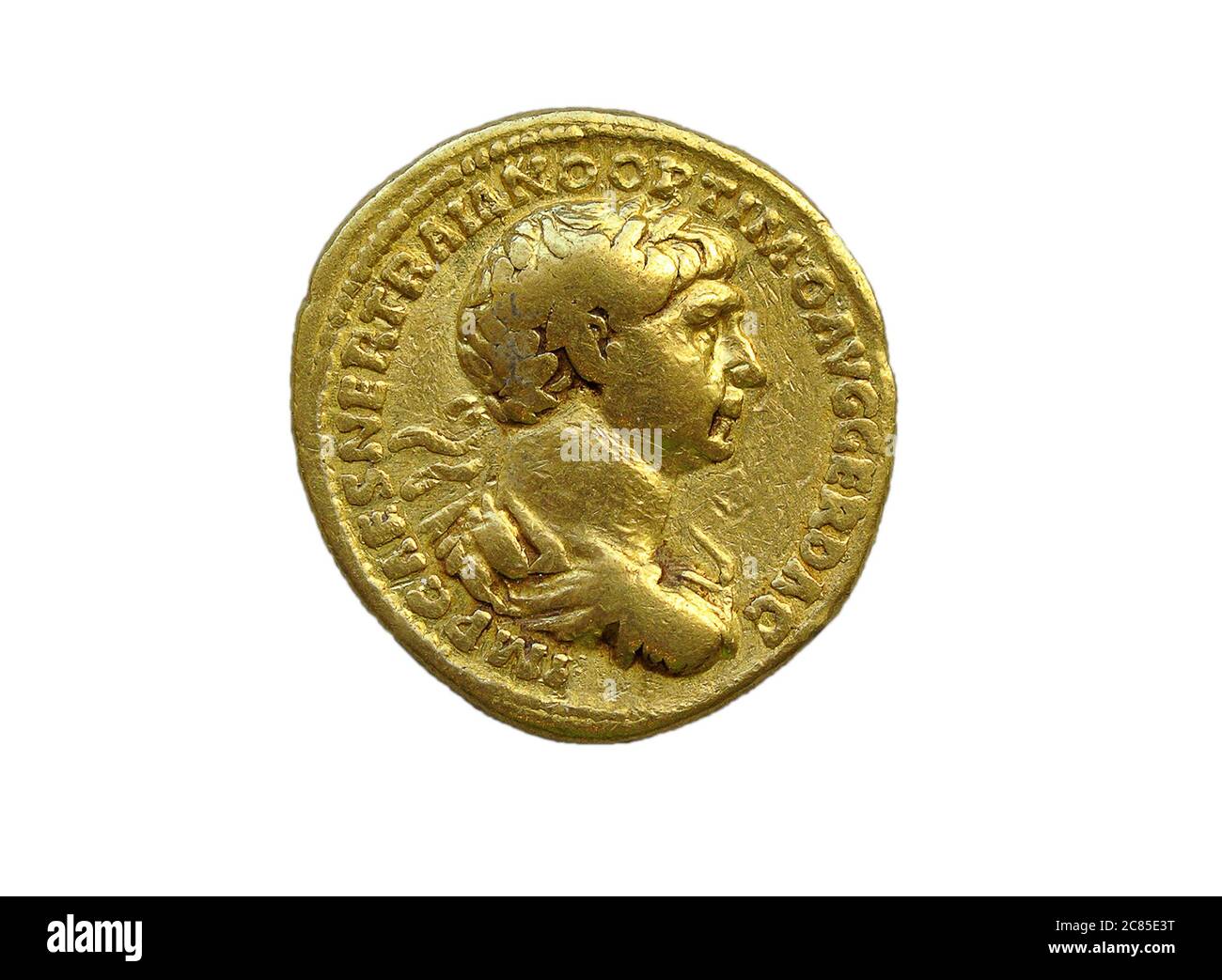 Goldene römische Aureus-Münze des römischen Kaisers Trajan AD 98-117 isoliert auf weißem Hintergrund Stockfoto